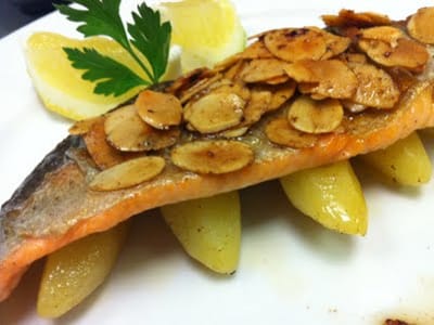 Пъстърва във фолио с портокали и бадеми