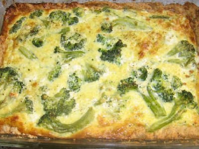 Броколи с шунка и топено сирене