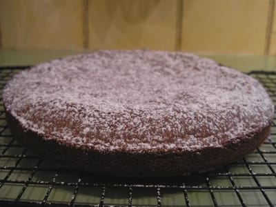 Шоколадова торта с бадеми