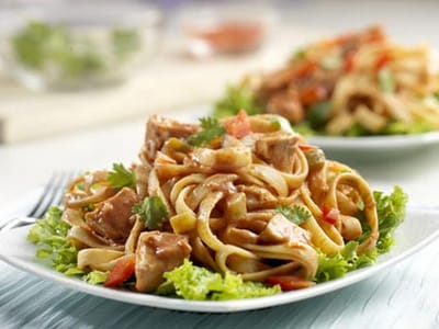 Спагети с пилешко филе и соев сос