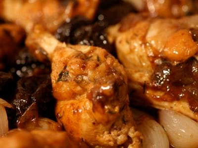 Пиле със сини сливи