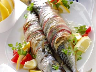 Скумрия, завита в бекон