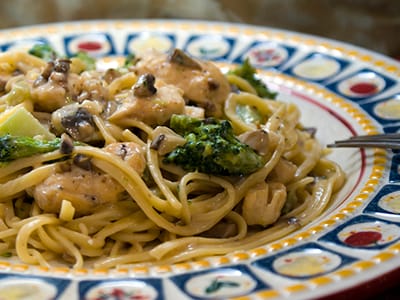 Броколи с гъби и пилешко месо