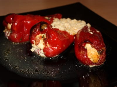 Пълнени чушки с яйца и сирене