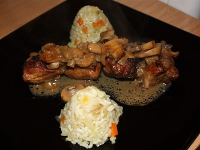 Задушено свинско с гъби и топено сирене