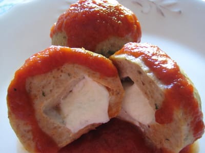 Пилешки кюфтенца с топено сирене