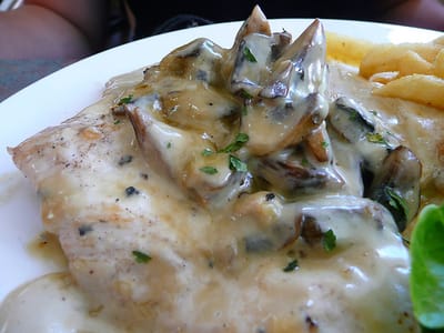 Пиле с гъбен сос