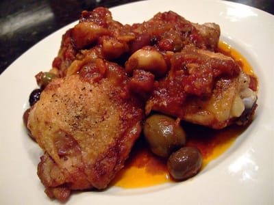 Задушено пиле с гъби и маслини