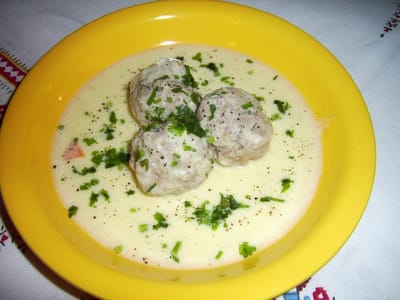 Кюфтета в бял сос