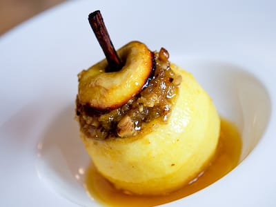 Печени ябълки със стафиди