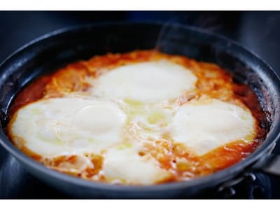 Яйца върху задушен лук