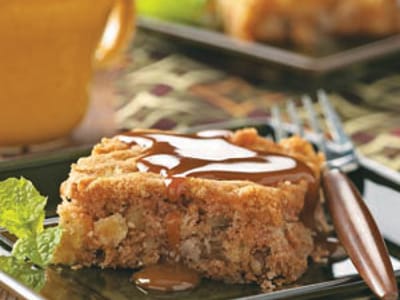 Ябълков сладкиш с карамелена глазура