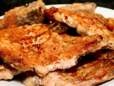 Свински пържоли в листа от зеле