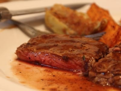 Телешко каре с винен сос