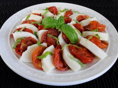 Салата от печени домати и прясно сирене