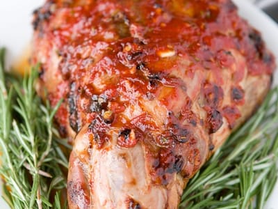 Печено агнешко с карамел и розмарин