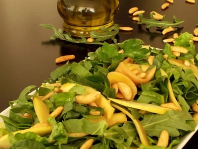 Салата с рукола, спанак, манго, ябълка и оризови ядки