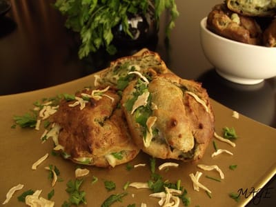 Еклери с коприва, сушен лук и пълнеж със скаморца