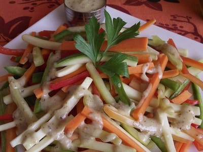 Шарена салата с дресинг от горчица