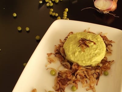 Пюре от грах върху канапе от карамелизиран лук