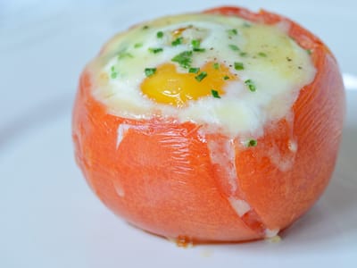 Печени яйца в доматени чаши