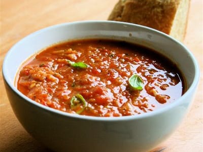 Доматена супа с чеснови филийки