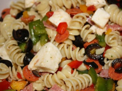 Салата от макарони с маслини и моцарела