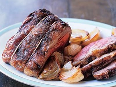 Телешко печено с лук и люти чушки