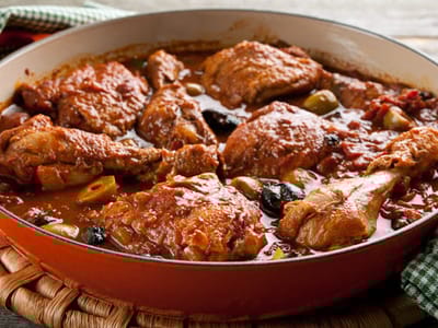 Задушено пиле с пиперки и маслини