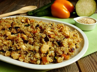 Киноа с пиле и зеленчуци