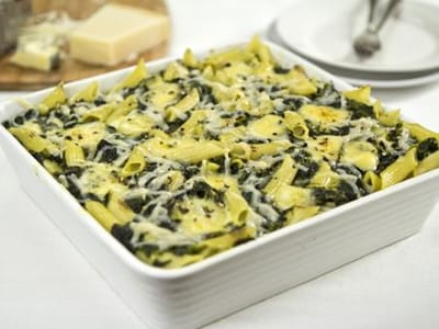 Макарони с топено сирене, спанак и орехи