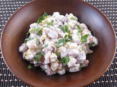 Бобена салата със сметанов сос