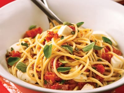 Спагети с домати и моцарела