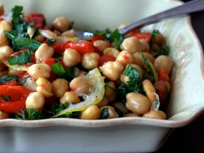 Салата с нахут и печени чушки