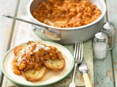 Боб с колбаси