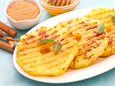 Печен ананас с мед и канела