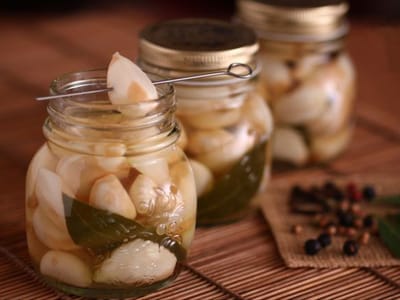 Маринован чесън