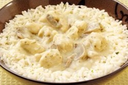 Пиле с бял сос върху канапе от ориз