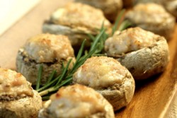 Пълнени гъби със синьо сирене и маслини
