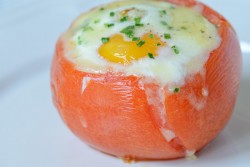 Печени яйца в доматени чаши
